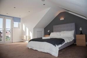 3 kamar tidur, setrika/meja setrika, Wi-Fi gratis, dan seprai linen