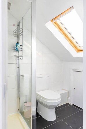 Apartemen | Kamar mandi | Kombinasi shower/bathtub, bathtub besar, pengering rambut, dan handuk