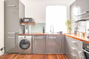 Apartment | Private kitchen | Fridge, microwave, oven, stovetop - Charming 3-bed Apartment in London (London)