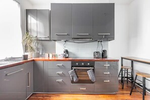 Apartment | Private kitchen | Fridge, microwave, oven, stovetop - Charming 3-bed Apartment in London (London)