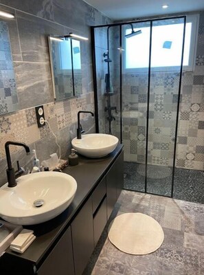 Toallas, jabón, papel de baño 