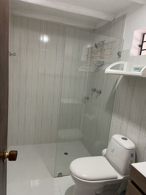Shower, towels, soap, toilet paper - Comfortable and stylish Country Casita with a creek and a pool and lots of trees (Cali)