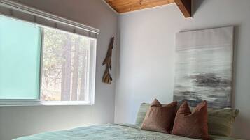 1 quarto, escrivaninha, ferros/tábuas de passar roupa, berço de viagem