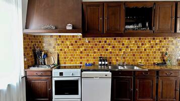 Een koelkast, een magnetron, een oven, een kookplaat