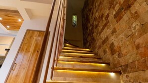 A staircase with wooden steps and a brick wall. - Casa Azul 1 💙 El Espinal (Cartagena de Indias)