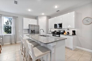 Fridge, microwave, oven, stovetop - Luxury Villa 5Bedrooms/Pool- 4 miles from Disney (Kissimmee)