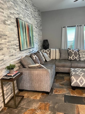 TV - *Home Away from Home* 2BR 2BA 7 min to DT (San Antonio)