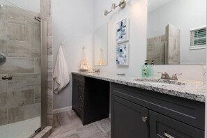 Bathroom - *Home Away from Home* 2BR 2BA 7 min to DT (San Antonio)