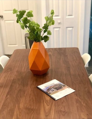 Dining - *Home Away from Home* 2BR 2BA 7 min to DT (San Antonio)