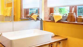 Ducha, secador de pelo, toallas y papel higiénico