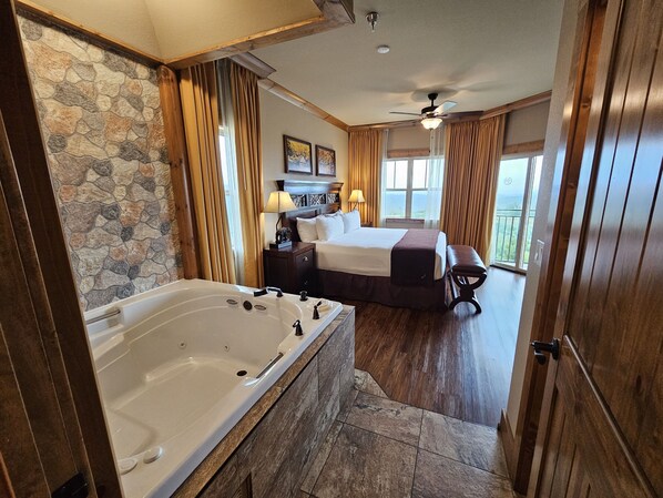 2 dormitorios, caja fuerte, escritorio y tabla de planchar con plancha