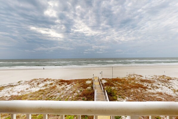 On the beach - 3rd-floor beachfront condo with pool, sauna, gym, hot tub, Gulf views, balcony (Gulf Shores)