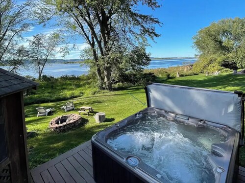 Mississippi River Home / HOT TUB / Sleeps 8