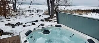 Mississippi River Home / HOT TUB / Sleeps 8