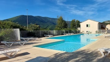 Una piscina al aire libre