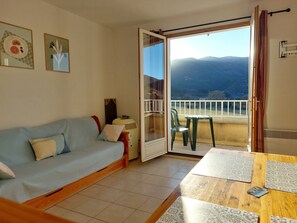 TV, ping pong - Appartement Idéal Pour les Vacances Thermales et Familiales. Vue Exceptionnelle (Montbrun-les-Bains)