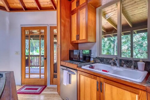 Octagonal Rainforest Oasis Near Hilo & Volcano – 2BD/2BA