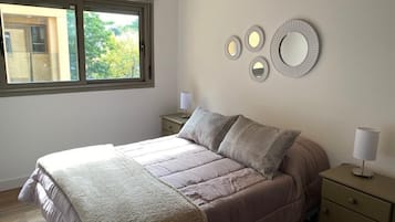 1 dormitori, planxa i posts de planxar, wifi i roba de llit