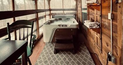 Honey Bear Acres / HOT TUB / Sleeps 4