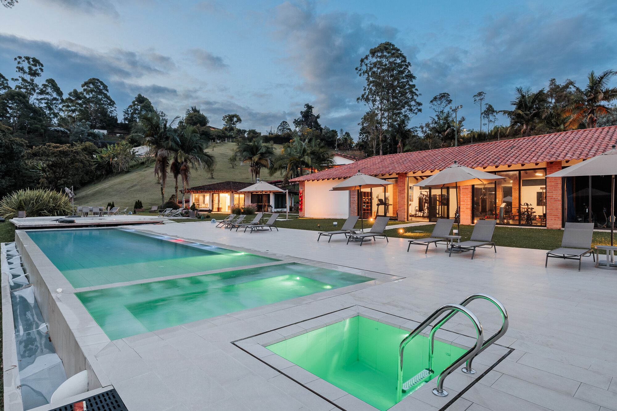 Outdoor spa tub