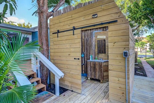 1/1 Loft Villa 2 blocks to Beach