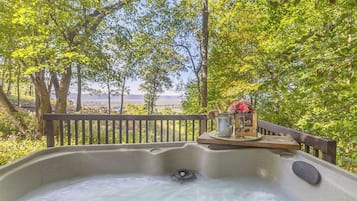 Banyera d'hidromassatge a l'aire lliure