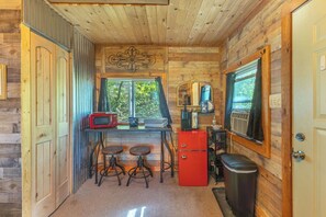 Interior - Room on the Ridge / HOT TUB / Sleeps 2 (Wheatland)