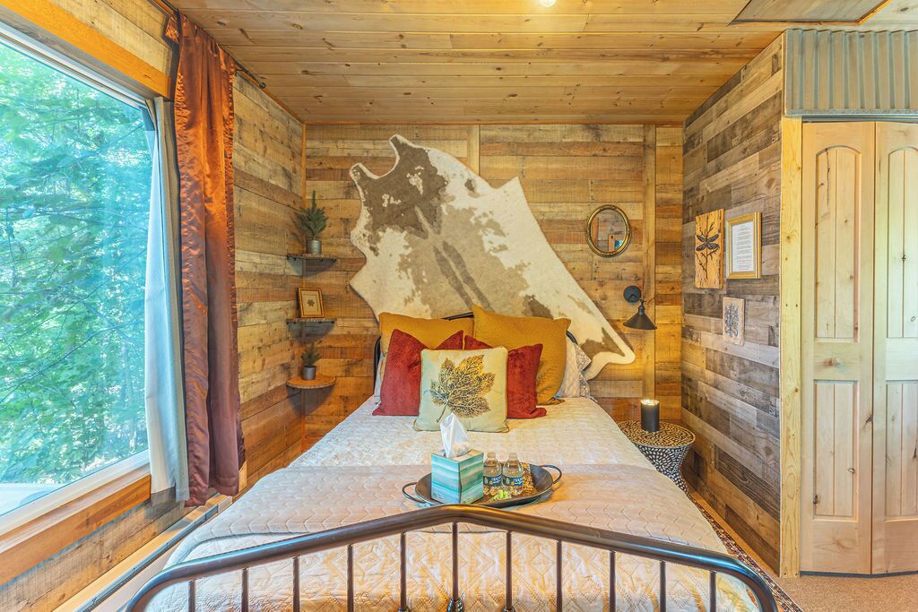 1 bedroom, bed sheets