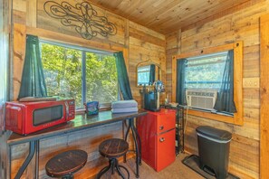 Interior - Room on the Ridge / HOT TUB / Sleeps 2 (Wheatland)