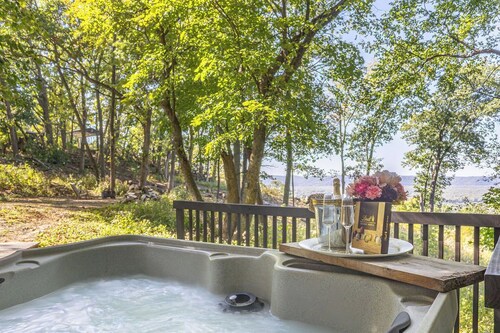 Room on the Ridge / HOT TUB / Sleeps 2