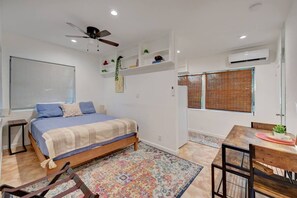 1 habitación, escritorio, tabla de planchar con plancha y wifi gratis 