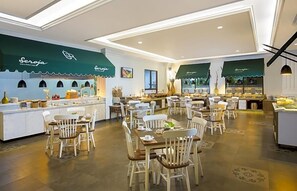 Ein geräumiges Restaurant mit einer zentralen Theke und mehreren Sitzbereichen.