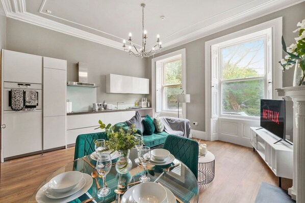 TV - Lux Georgian House in Yorkshire - Parking - Garden (Wakefield)