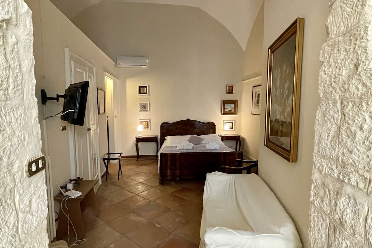 City Double Room | Iron/ironing board, free cribs/infant beds, free WiFi, bed sheets