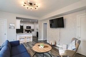 TV, stereo - The Alley House - 4BR with Hot Tub (Columbus)