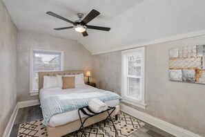 4 bedrooms, desk, iron/ironing board, travel cot - The Alley House - 4BR with Hot Tub (Columbus)