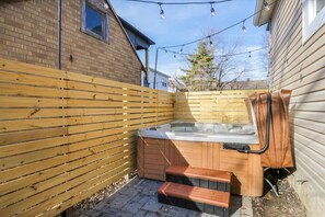 Outdoor spa tub - The Alley House - 4BR with Hot Tub (Columbus)