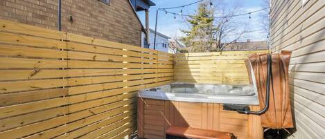Outdoor spa tub