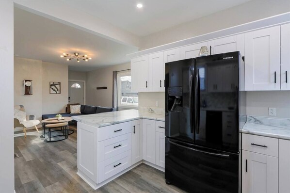 Frigorífico, microondas, horno y placa de cocina