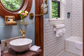 Wright Suite (1st Floor) | Baño | Secador de pelo, albornoces, zapatillas y toallas
