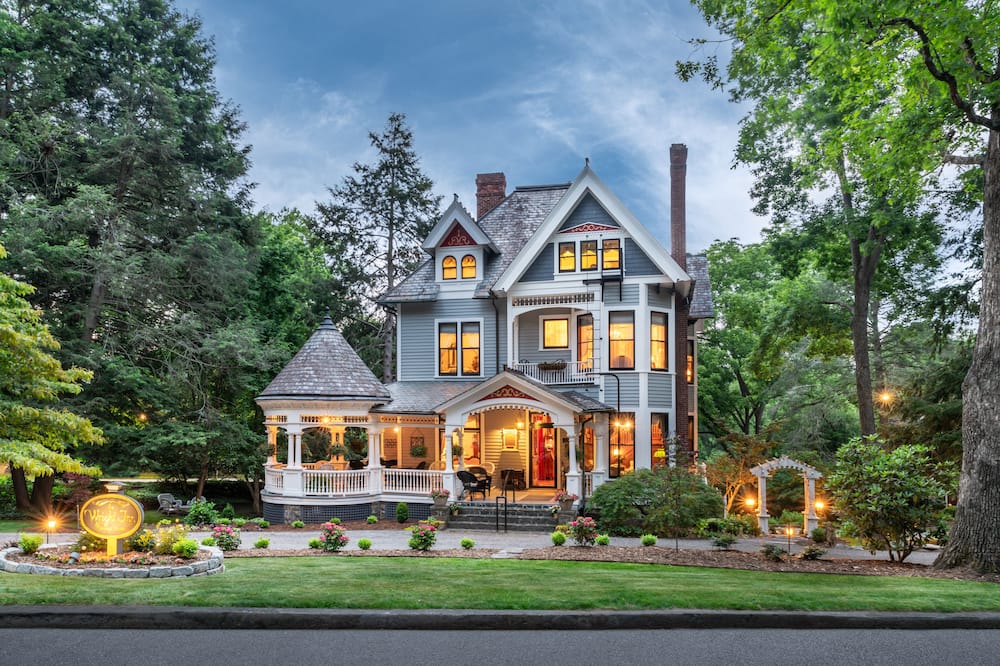 1899 Wright Inn and Carriage House