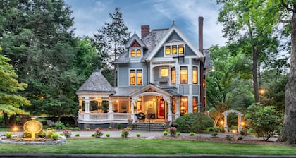 1899 Wright Inn and Carriage House