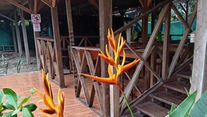 A wooden structure with a tiled floor and a staircase. - Hotel Green Mountain Cahuita  (Cahuita)