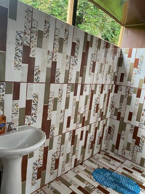 Standard-Doppelzimmer | Badezimmer | Dusche, Handtücher
