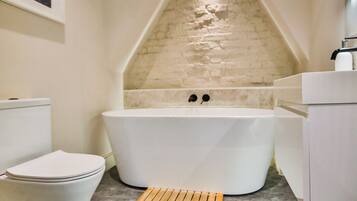 Apartment | Bathroom | Hair dryer, towels, soap, shampoo