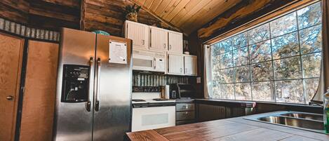 冷蔵庫、電子レンジ、オーブン、コンロ