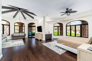 5 Schlafzimmer, Schreibtisch, Bügeleisen/Bügelbrett, Reisekinderbett