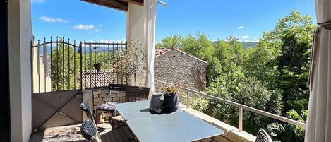 تناول الطعام بالخارج