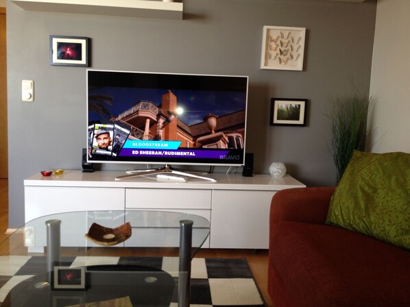 Smart TV - Peaceful Downtown 7th Floor Apartment-Parking garage-Great View (Reykjavík)