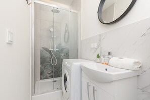 Shower, towels - Studio Metro Wilanowska by Renters (Warsaw)
